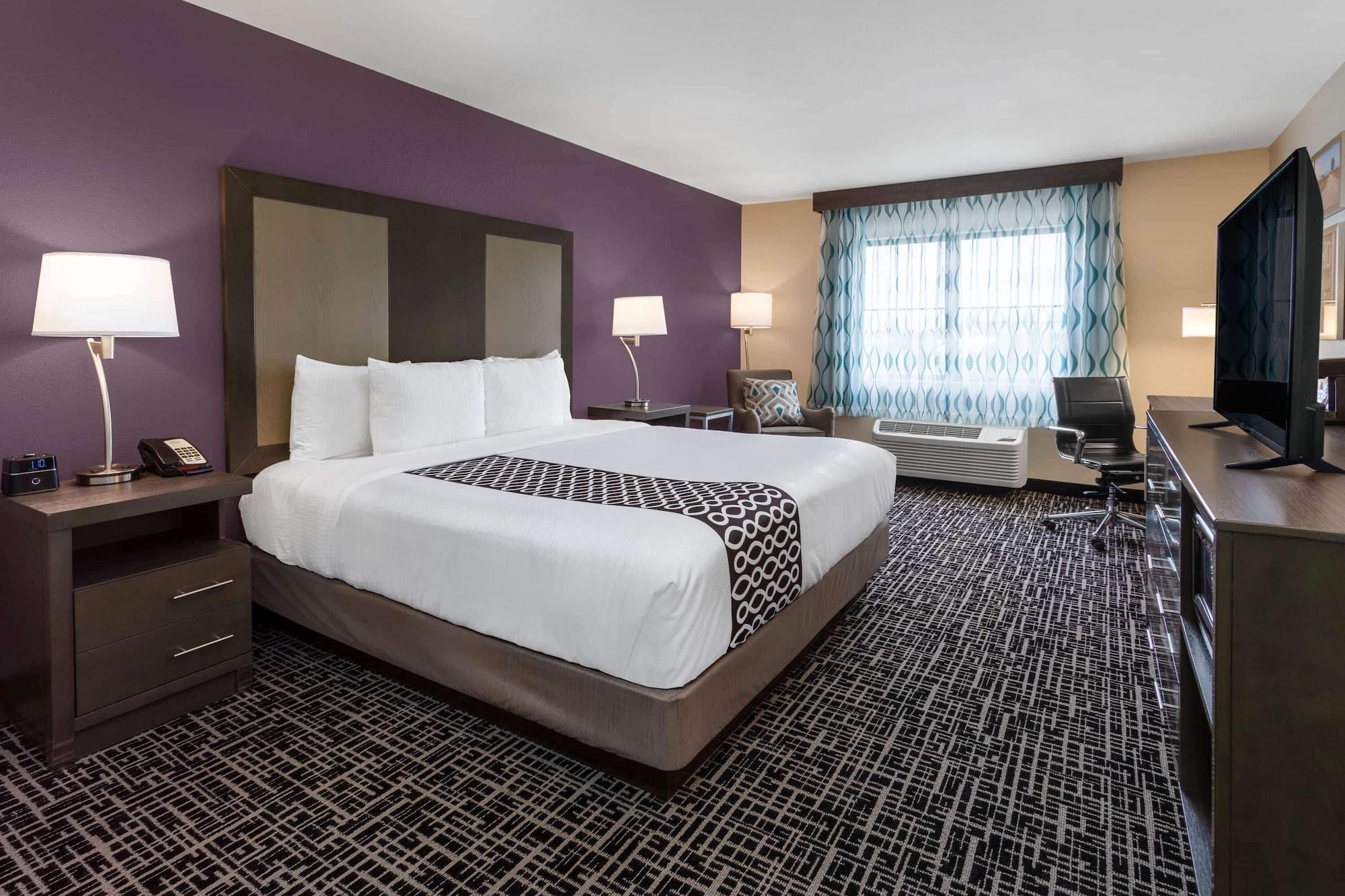 Отель La Quinta By Wyndham Wichita Airport Экстерьер фото