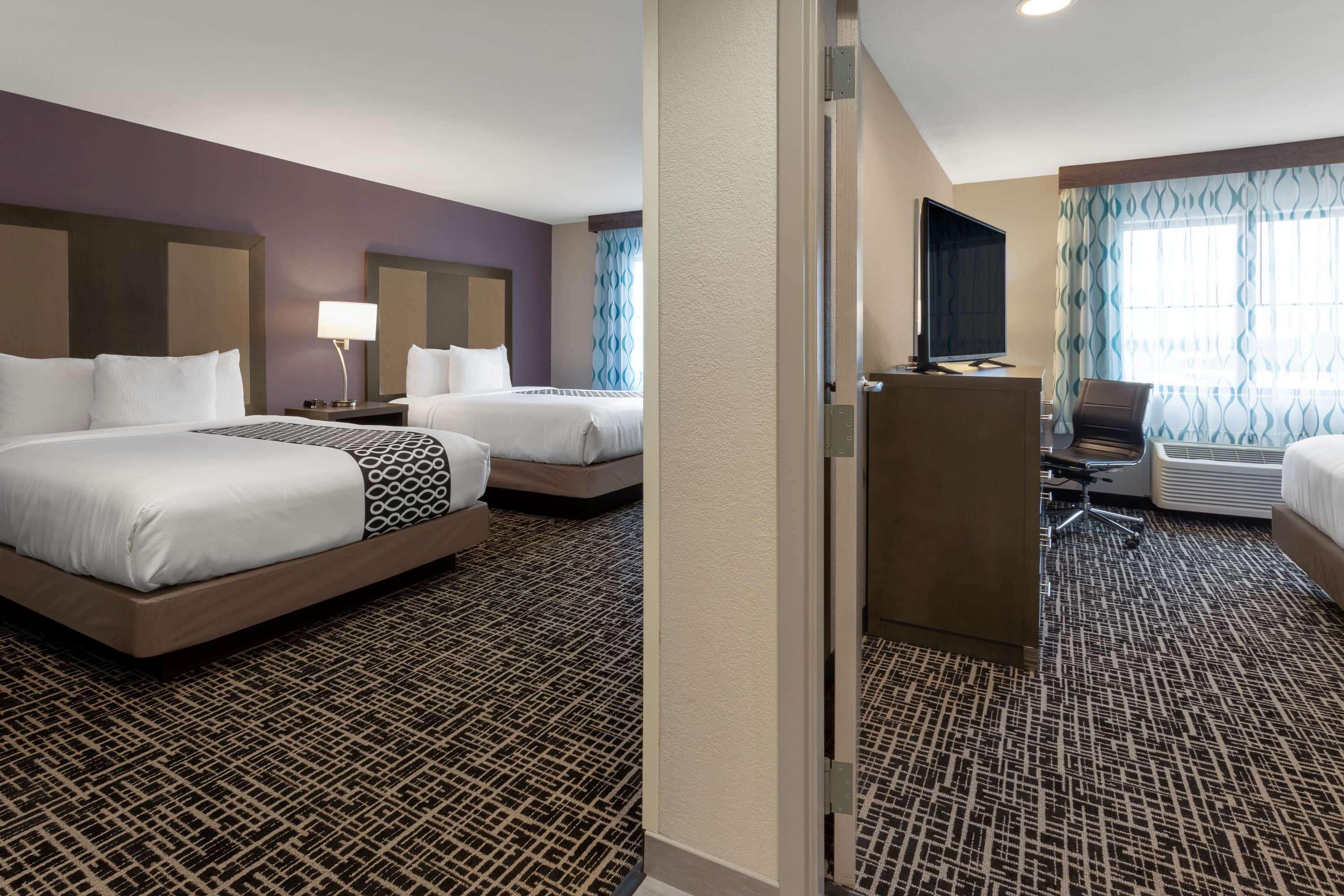 Отель La Quinta By Wyndham Wichita Airport Экстерьер фото