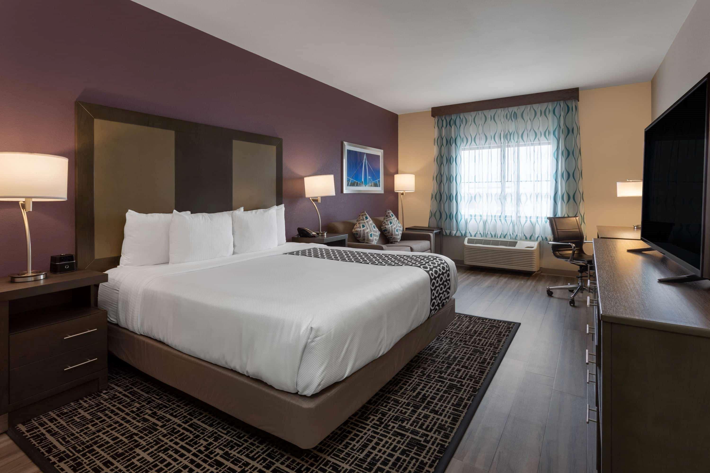 Отель La Quinta By Wyndham Wichita Airport Экстерьер фото