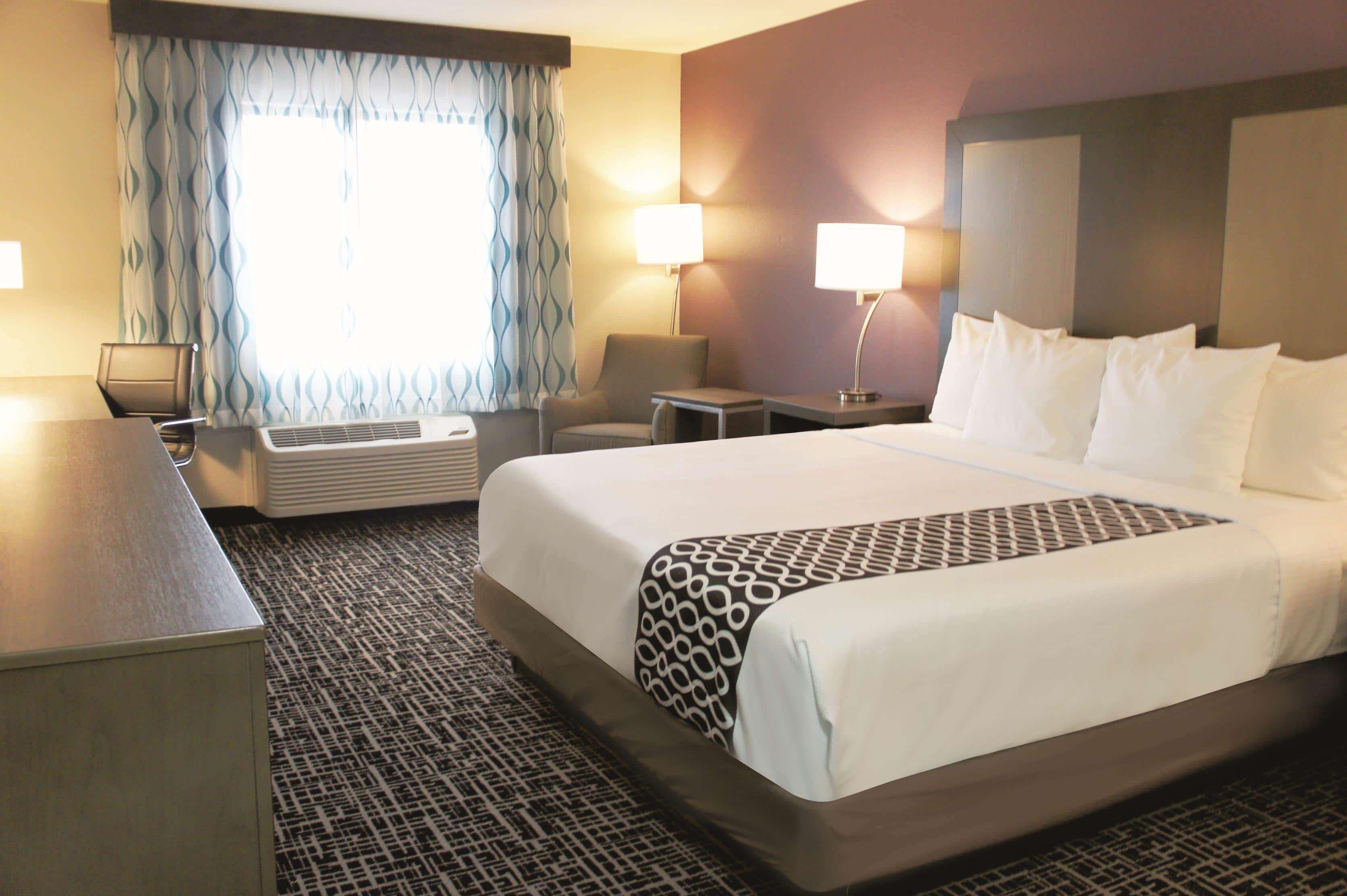 Отель La Quinta By Wyndham Wichita Airport Экстерьер фото