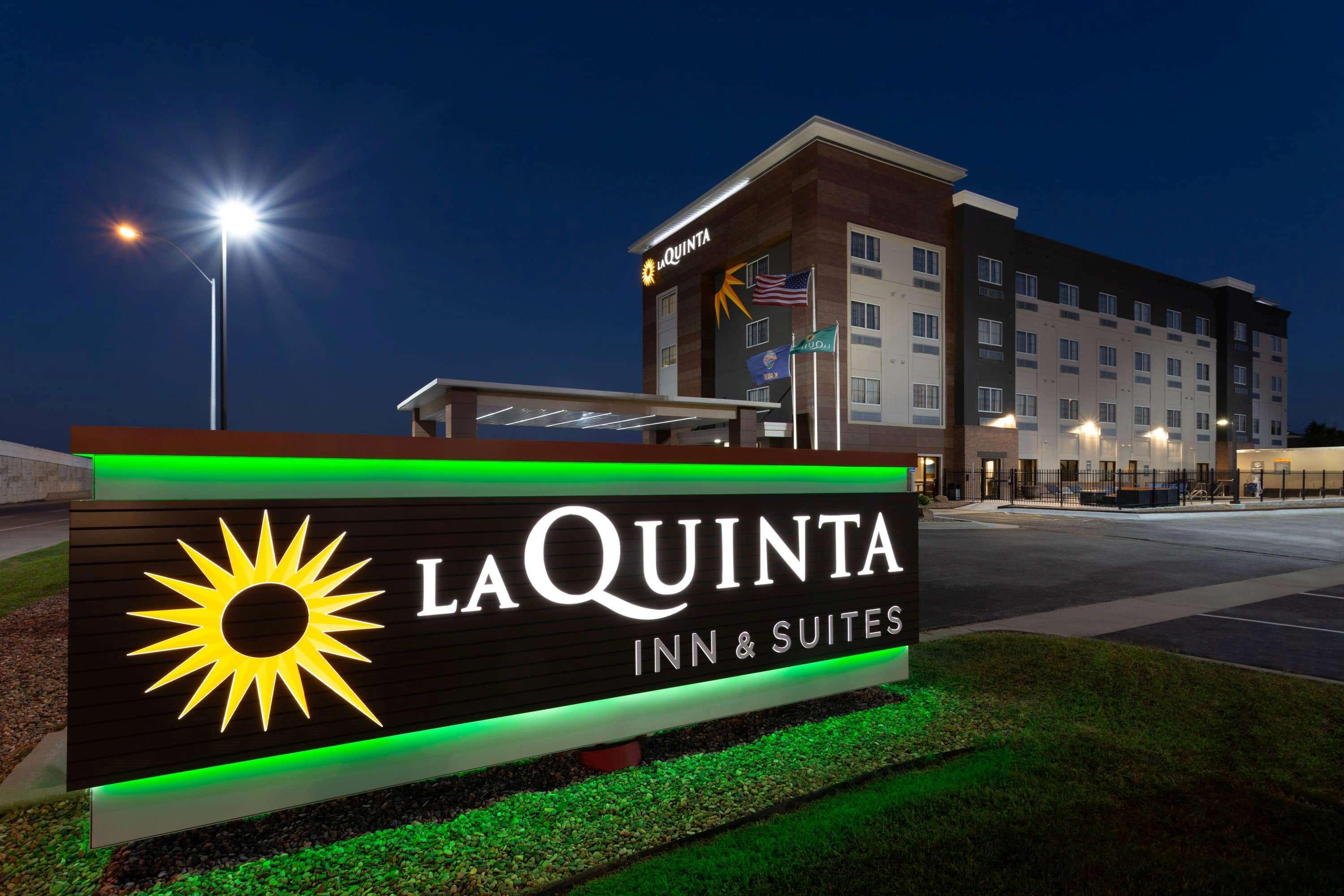 Отель La Quinta By Wyndham Wichita Airport Экстерьер фото