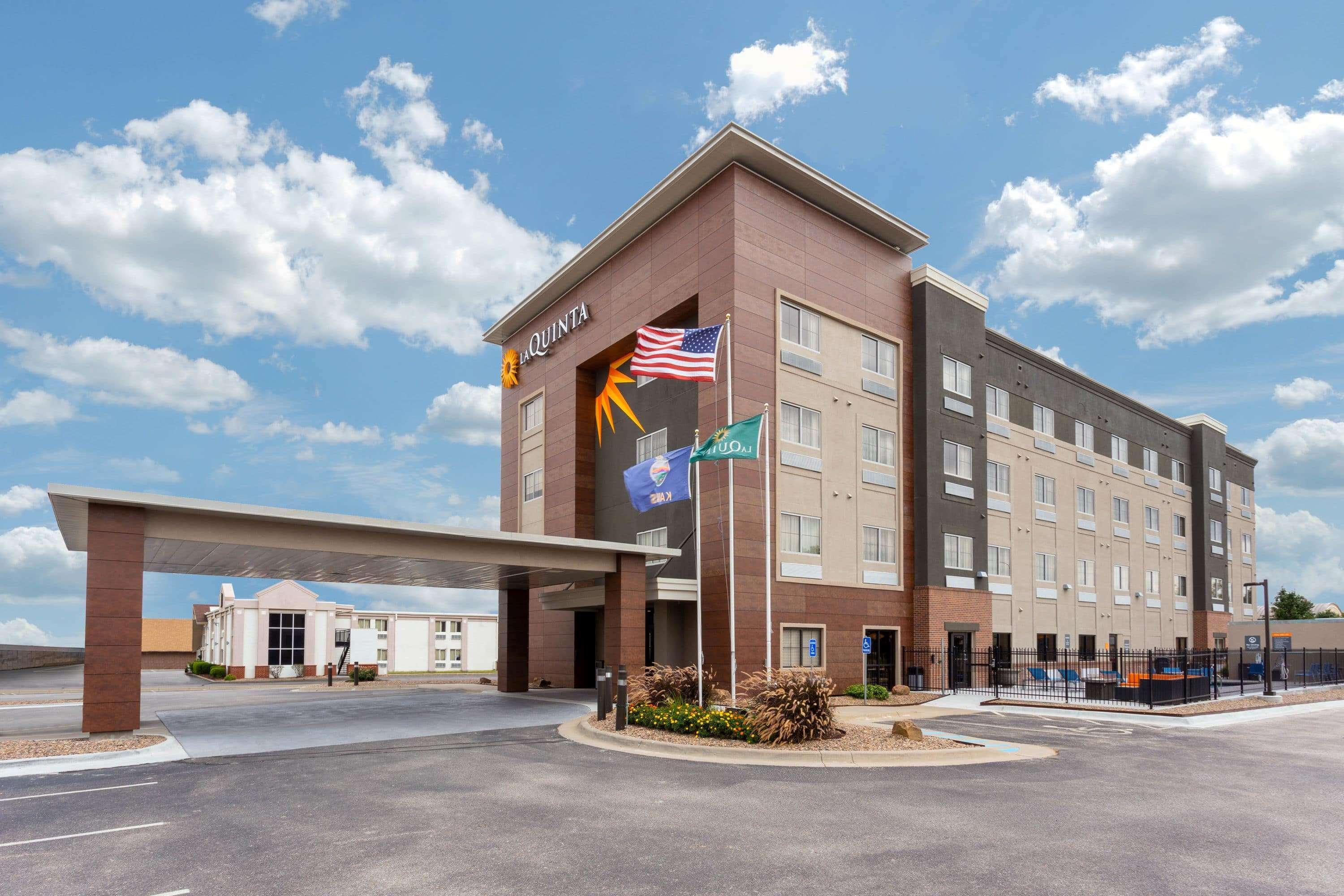Отель La Quinta By Wyndham Wichita Airport Экстерьер фото