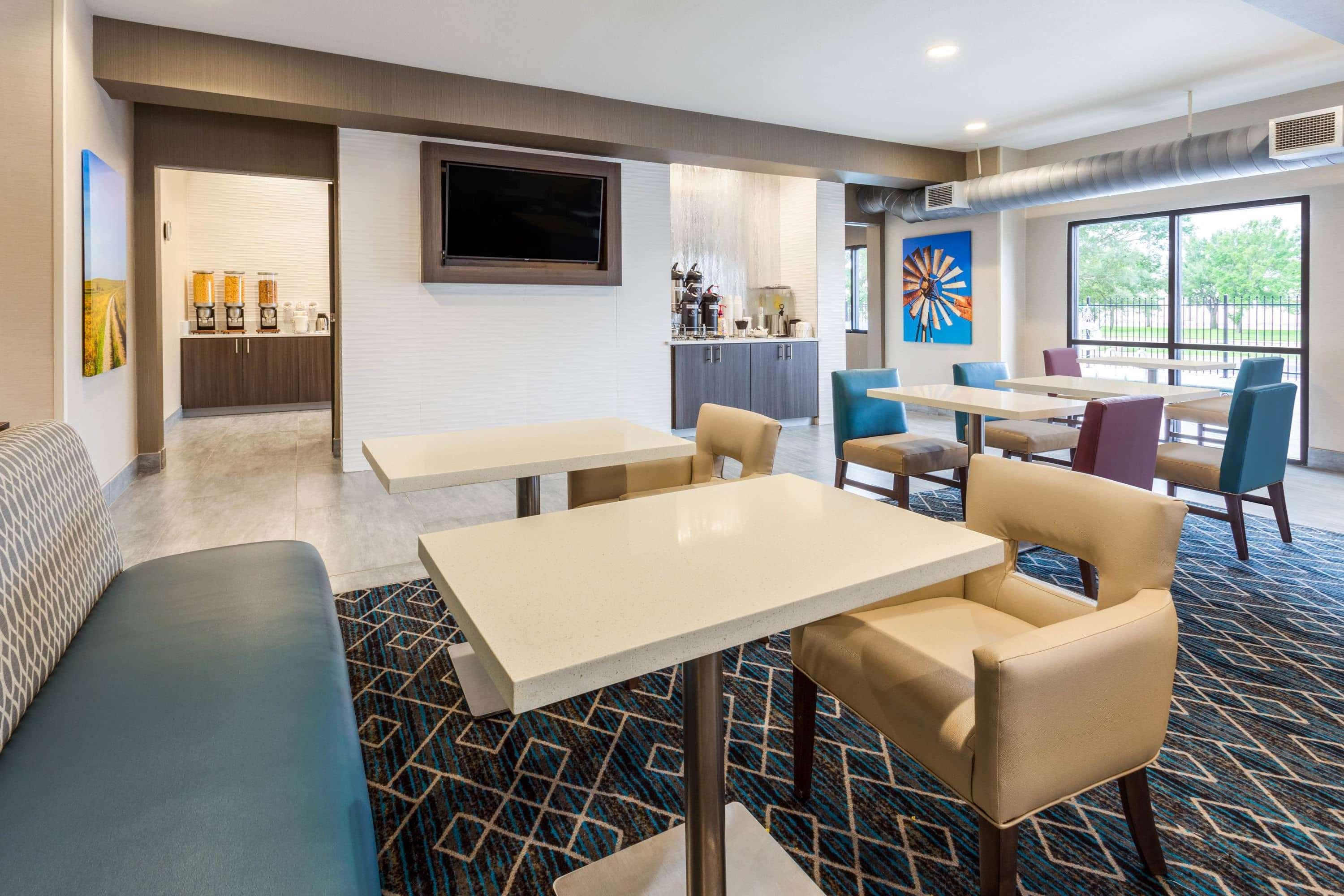 Отель La Quinta By Wyndham Wichita Airport Экстерьер фото