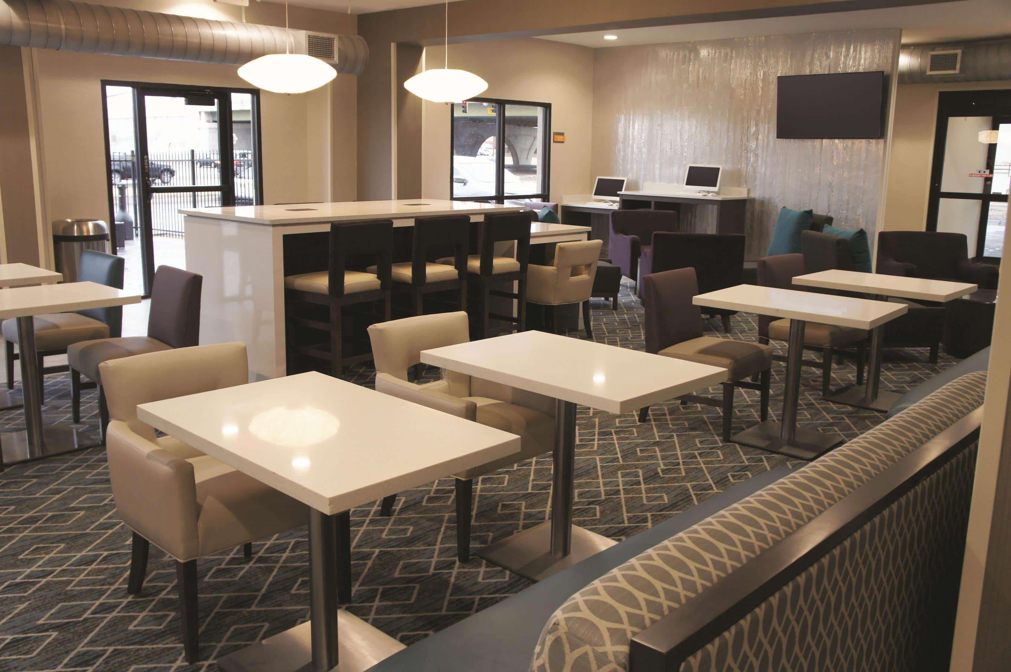 Отель La Quinta By Wyndham Wichita Airport Экстерьер фото