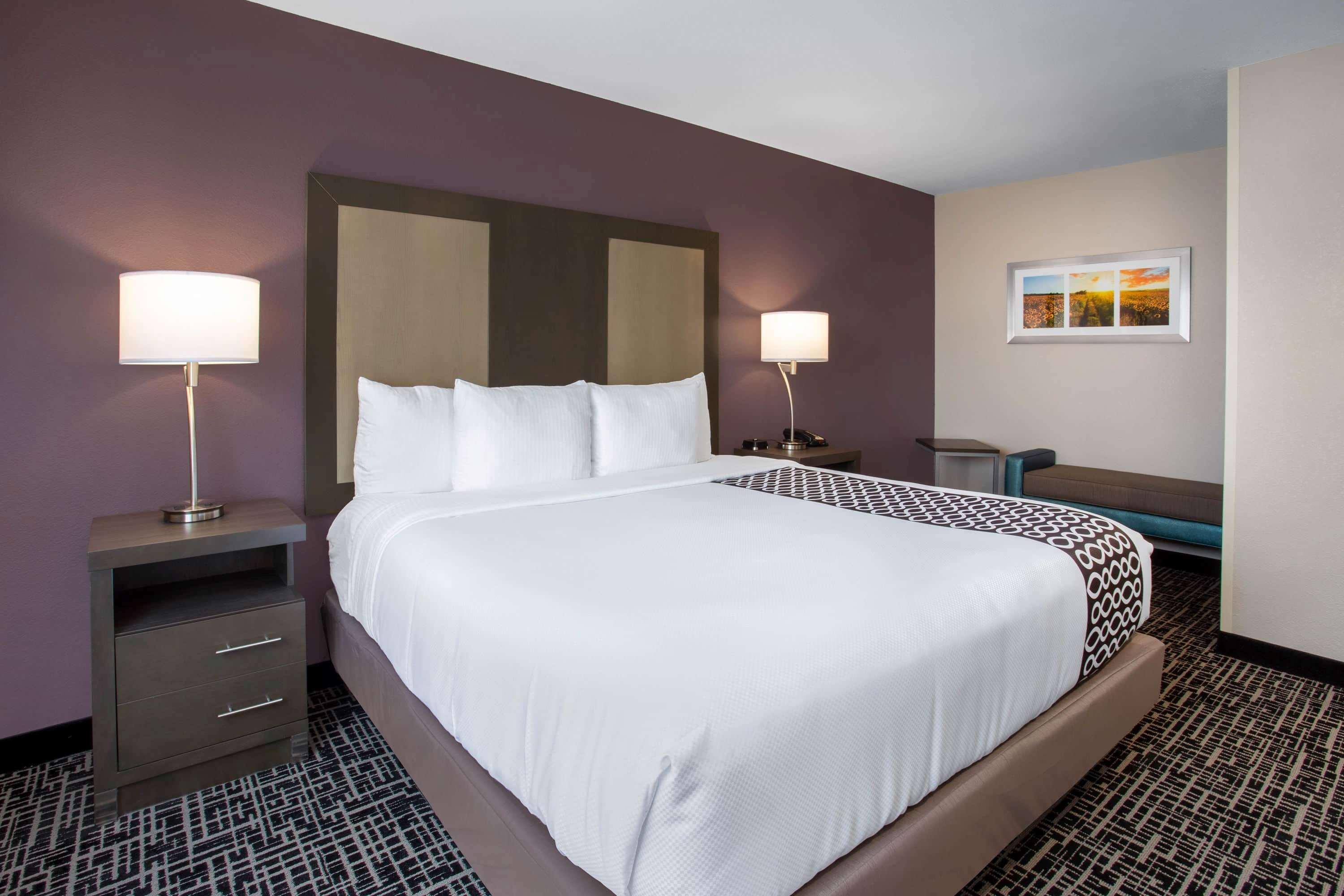 Отель La Quinta By Wyndham Wichita Airport Экстерьер фото
