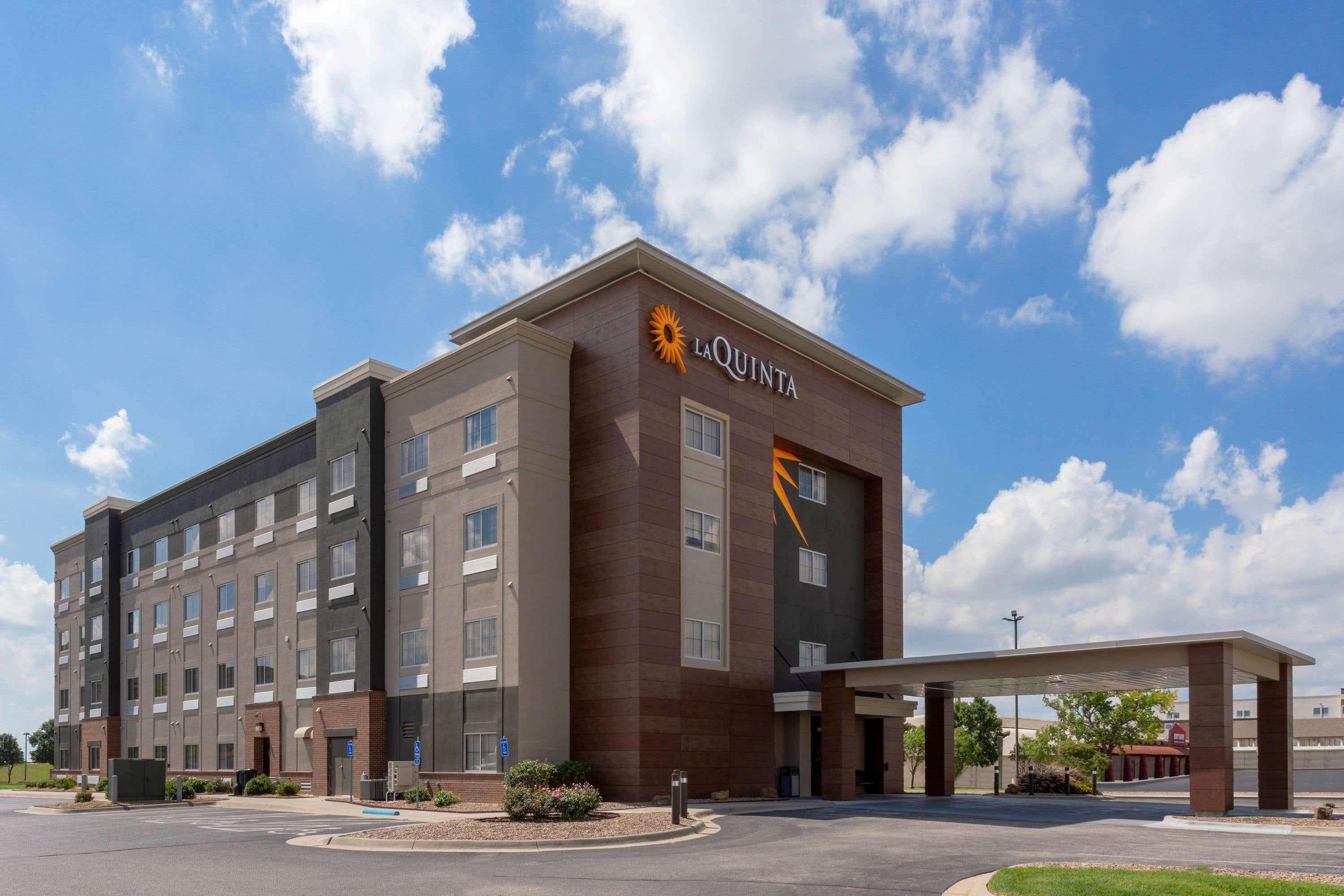 Отель La Quinta By Wyndham Wichita Airport Экстерьер фото