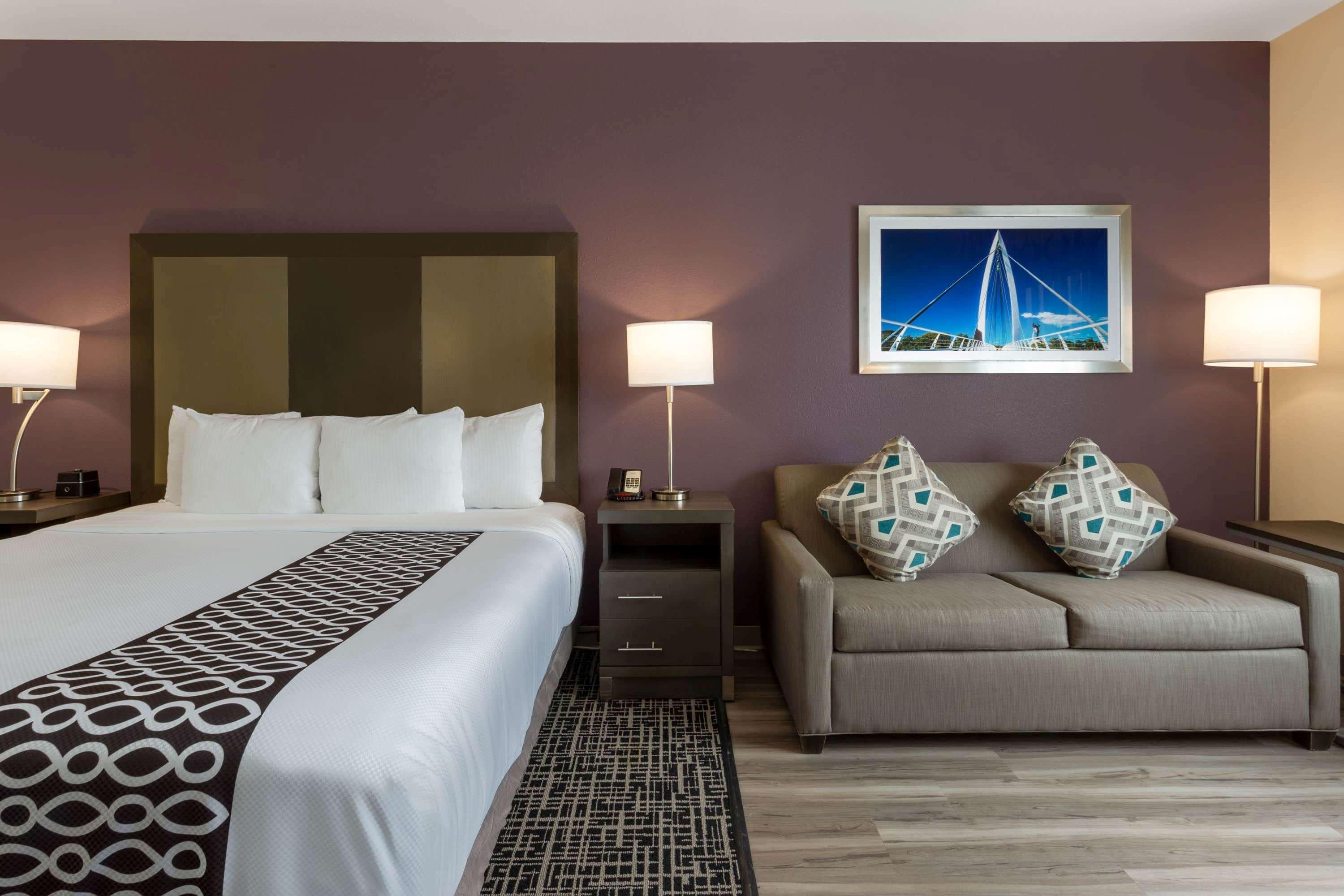 Отель La Quinta By Wyndham Wichita Airport Экстерьер фото