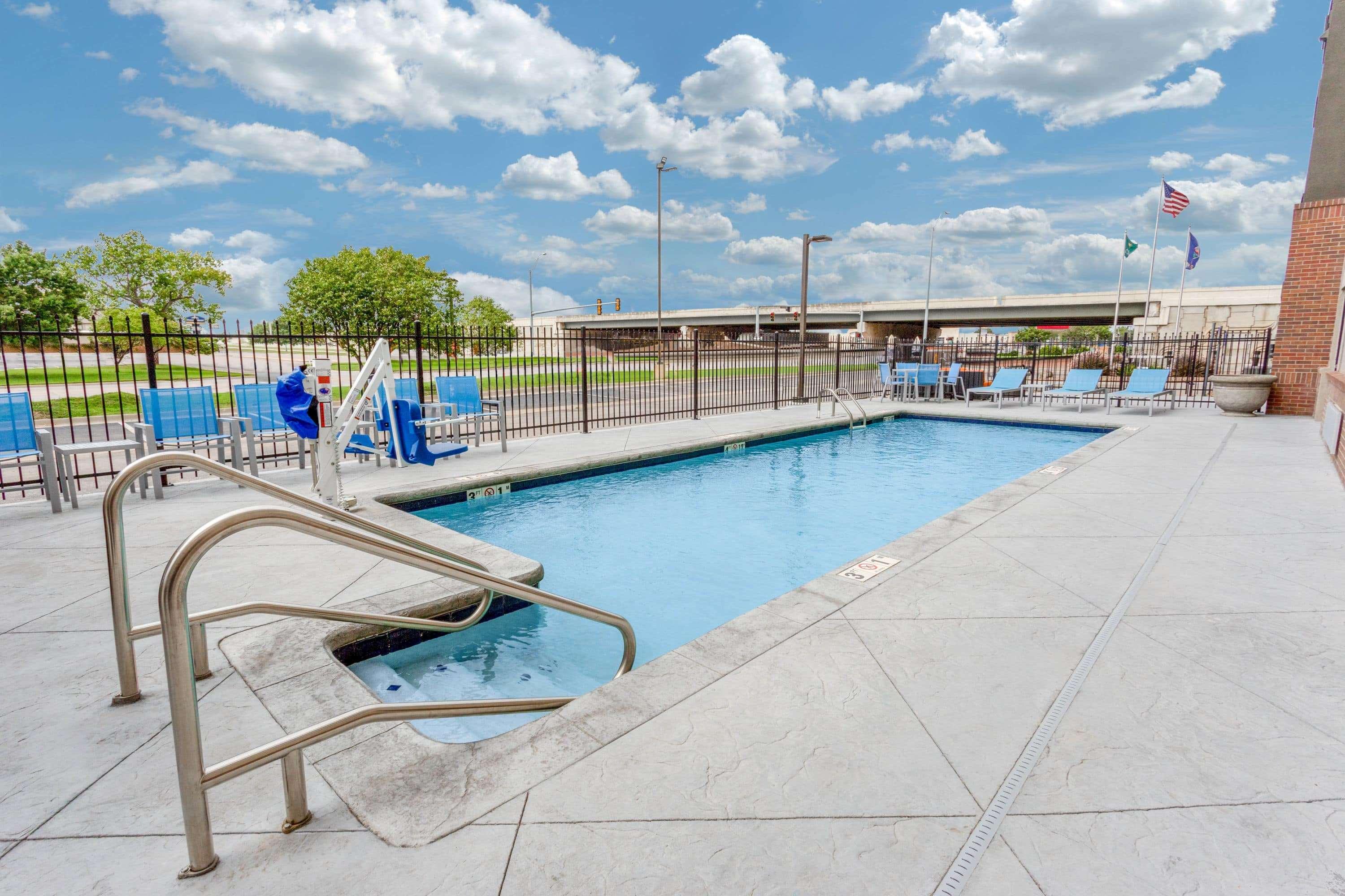 Отель La Quinta By Wyndham Wichita Airport Экстерьер фото