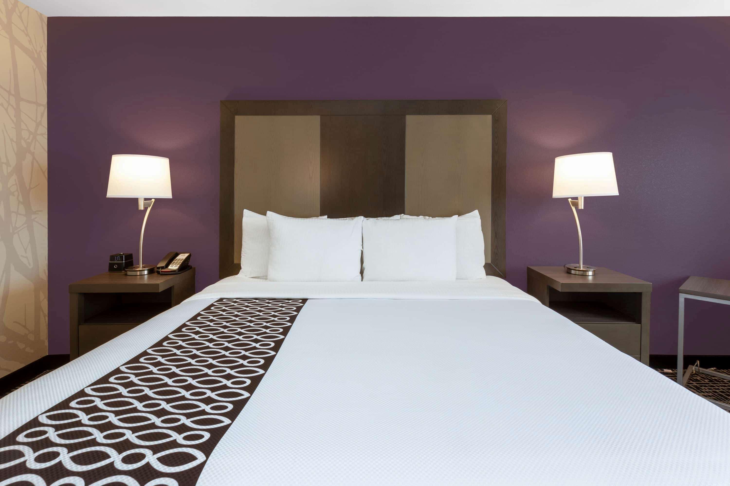 Отель La Quinta By Wyndham Wichita Airport Экстерьер фото